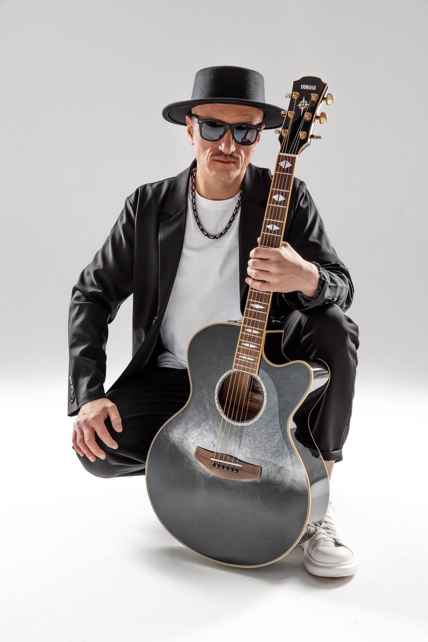 Поющий гитарист Влади Каримов  4