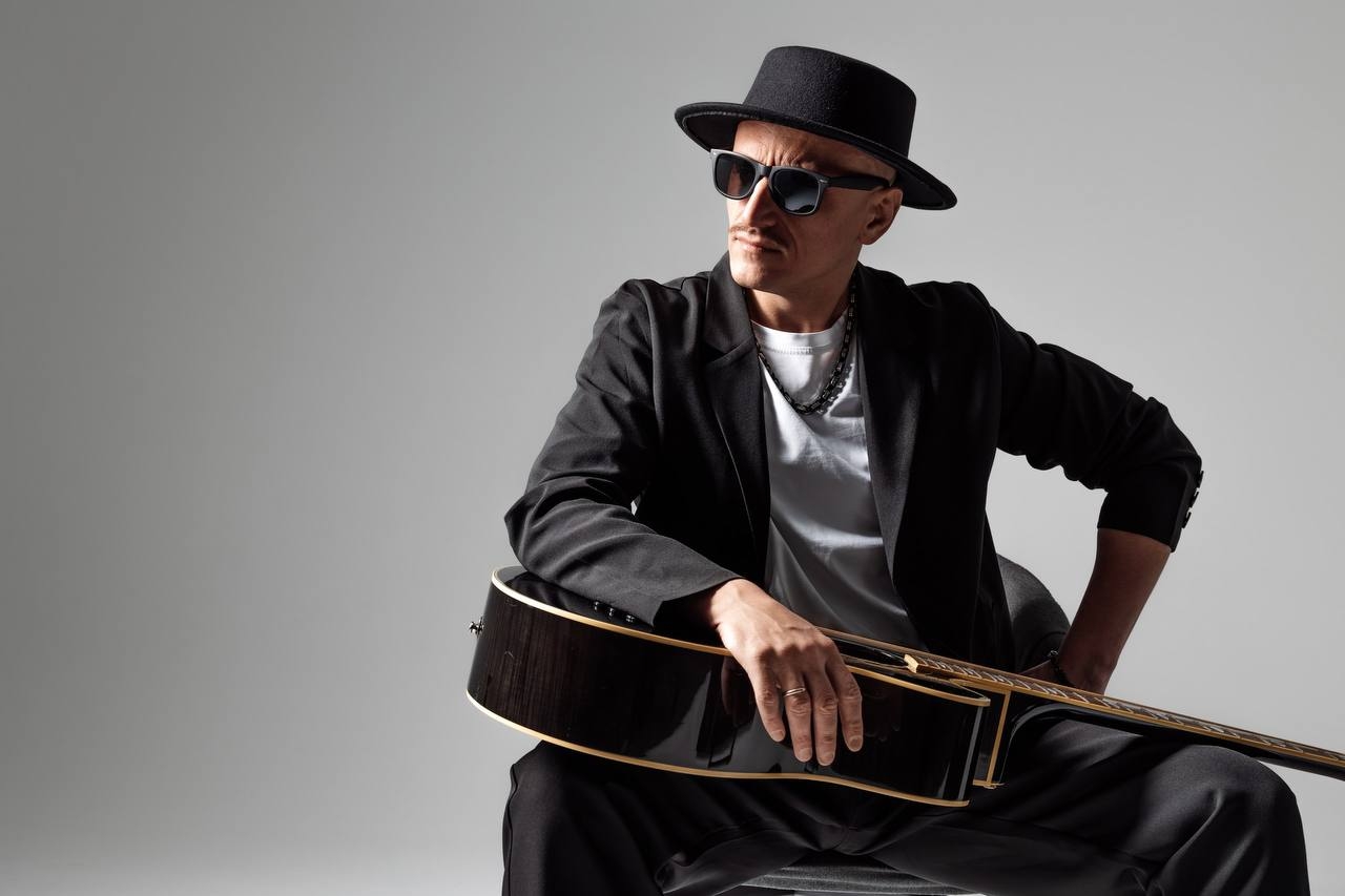 Поющий гитарист Влади Каримов  1