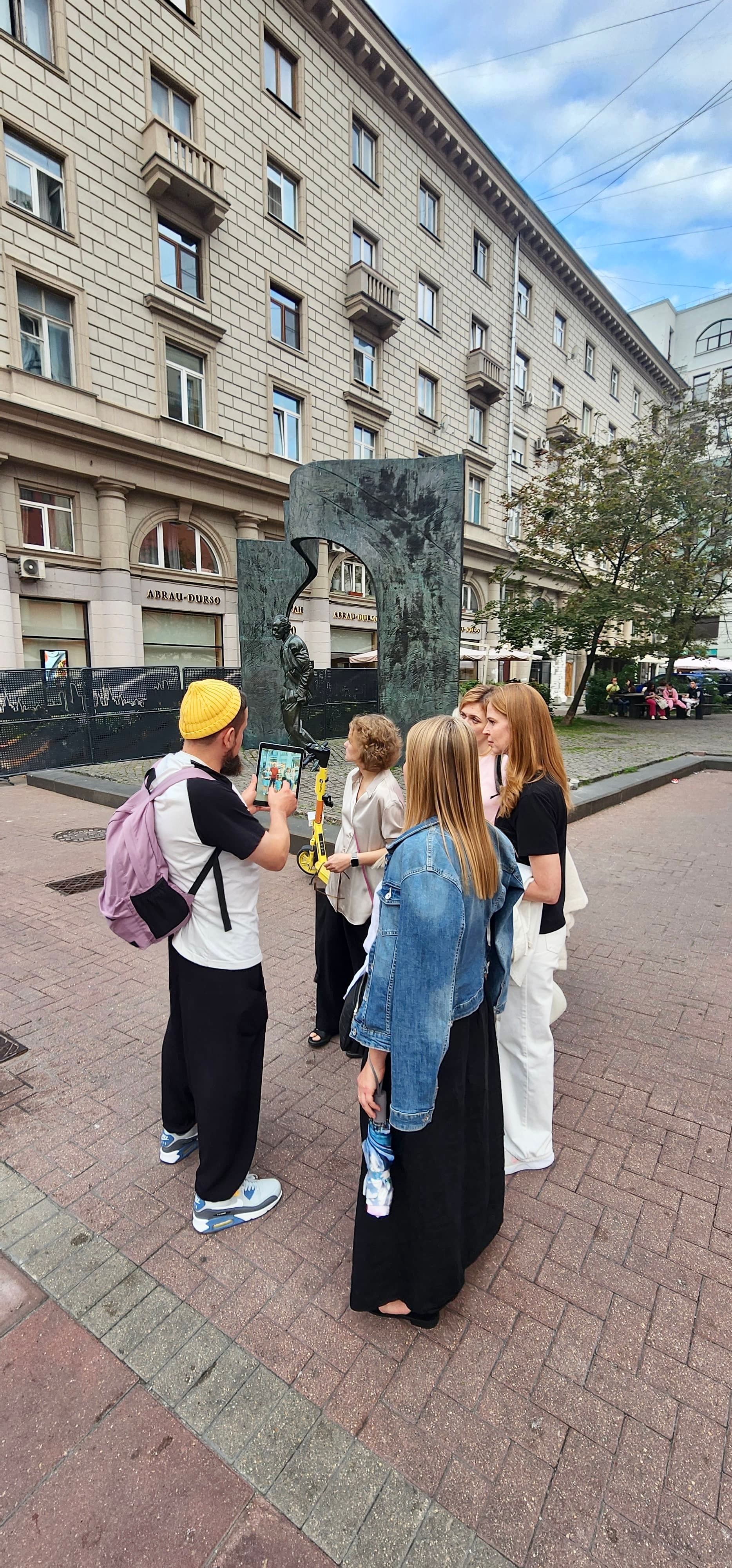 Standup-ведущий Гиллон Поляков 60