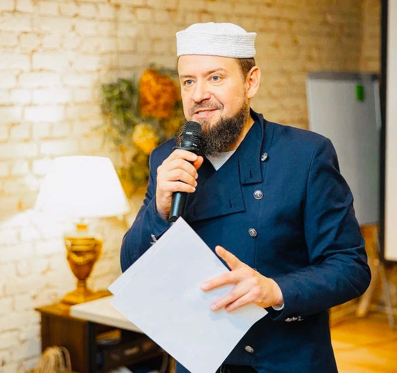 Standup-ведущий Гиллон Поляков 17