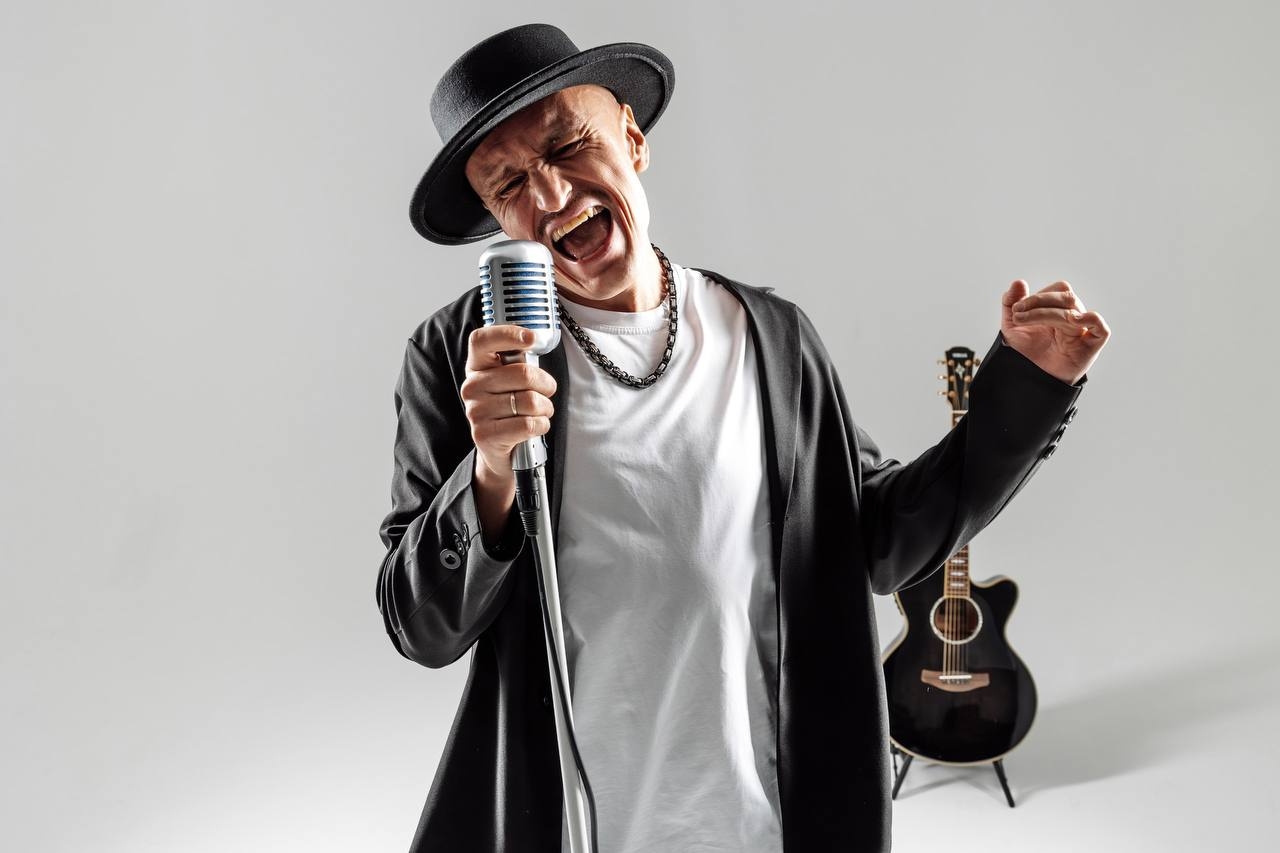 Поющий гитарист Влади Каримов  2