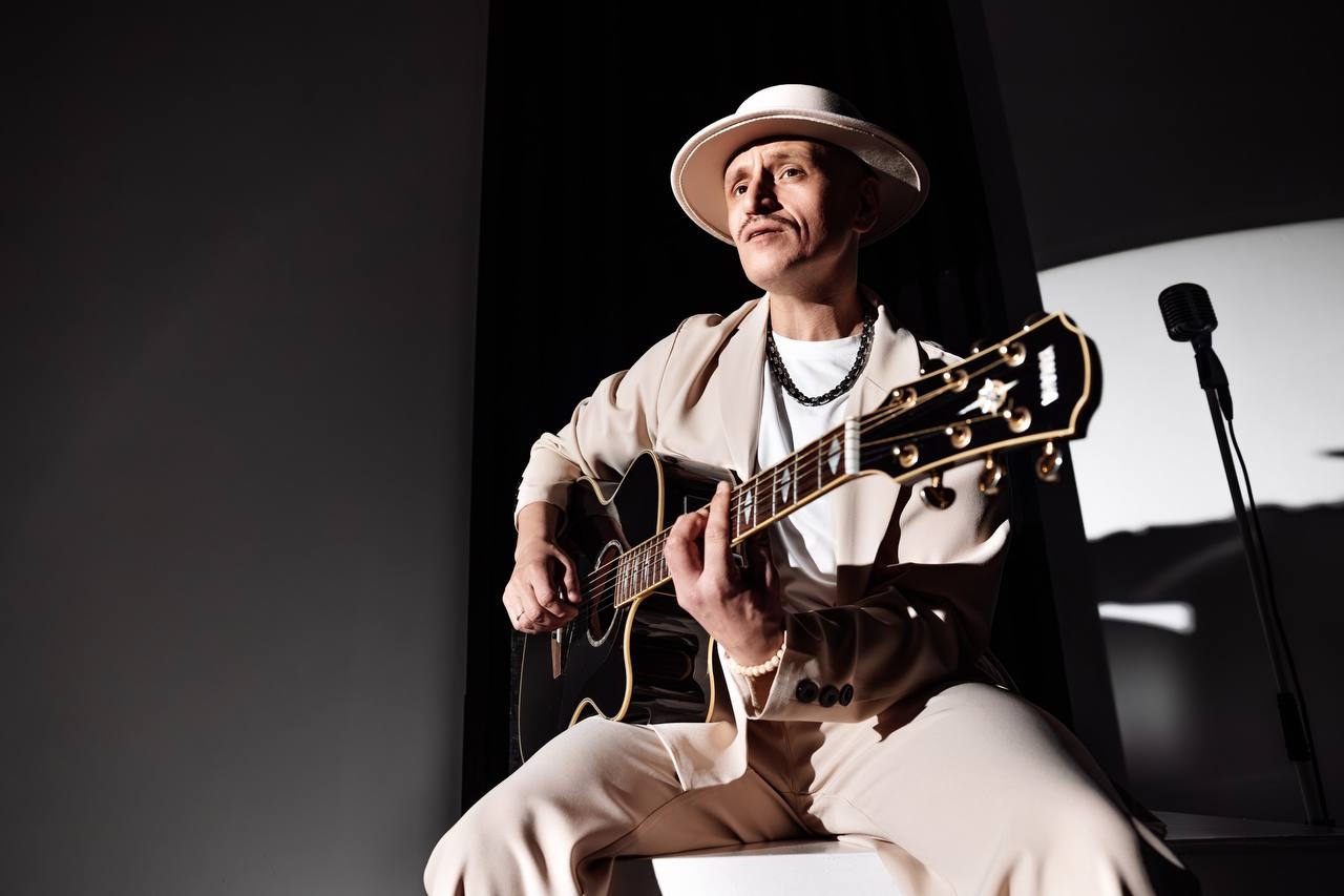 Поющий гитарист Влади Каримов  6