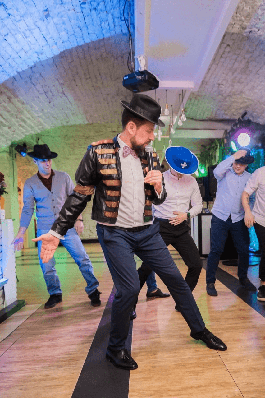 Standup-ведущий Гиллон Поляков 11