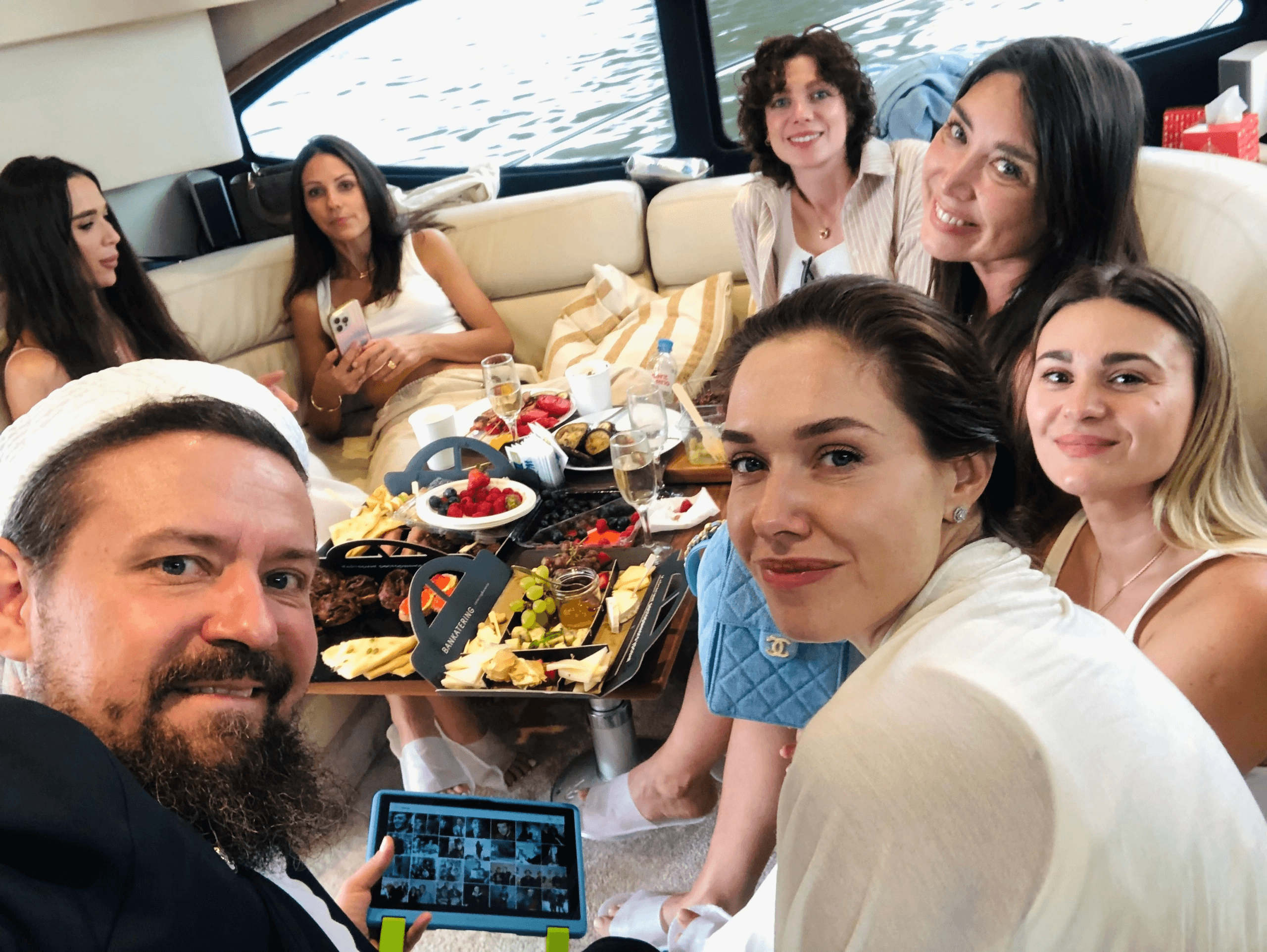 Standup-ведущий Гиллон Поляков 153