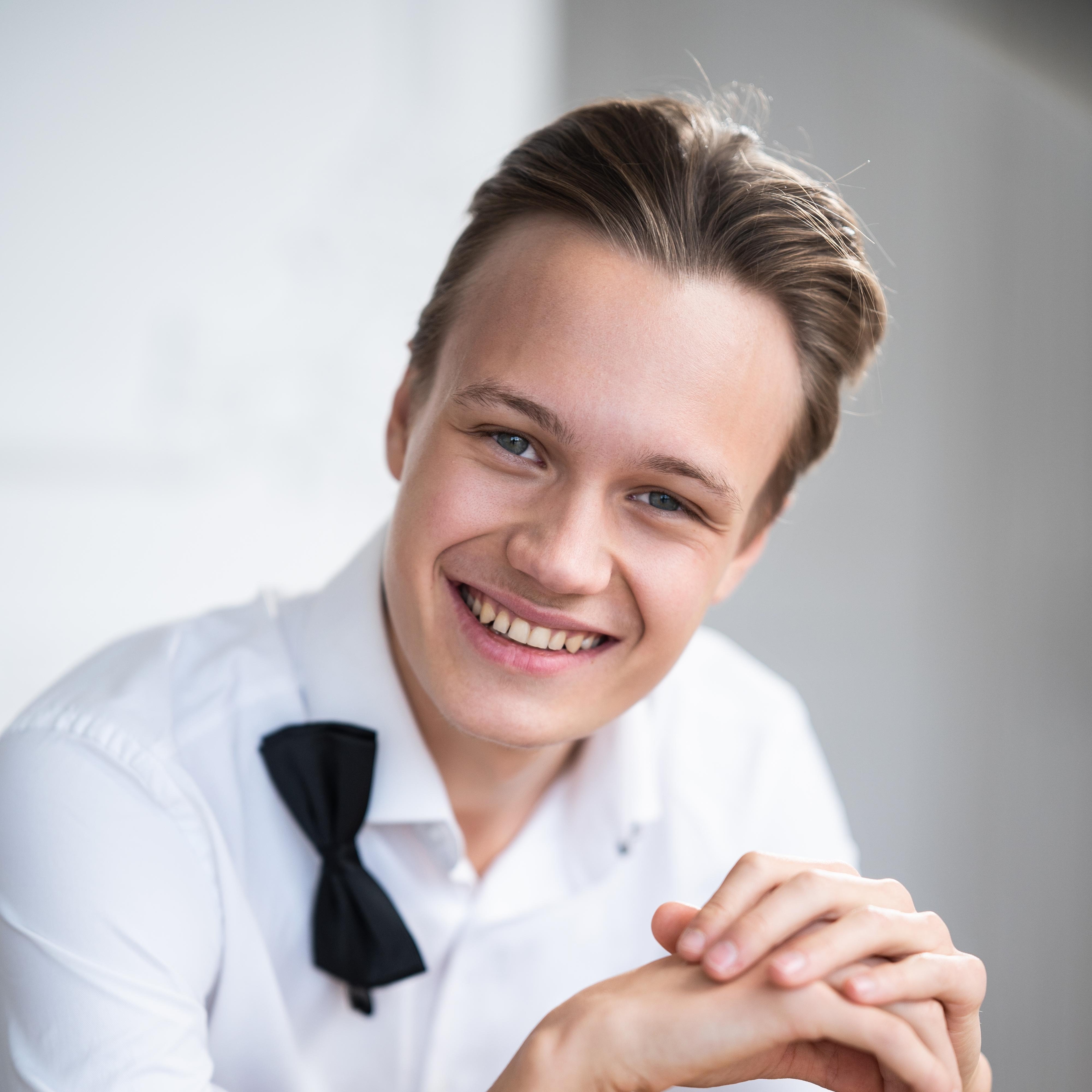 Ведущий Александр Залогин 3
