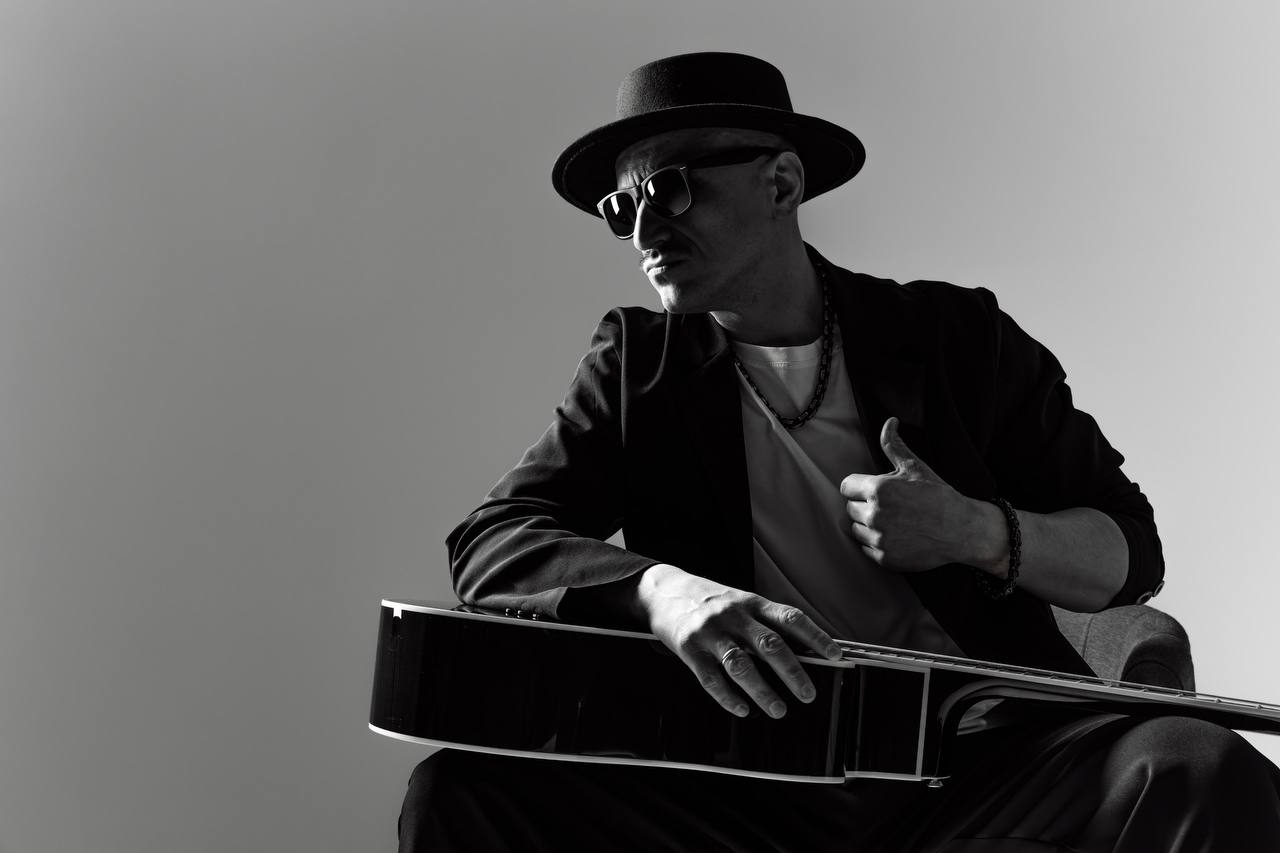 Поющий гитарист Влади Каримов  3