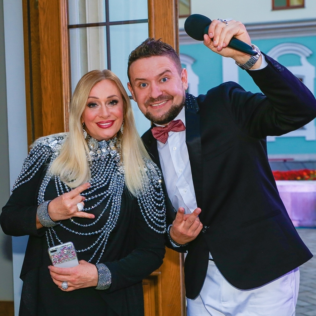 Standup-ведущий Гиллон Поляков 90