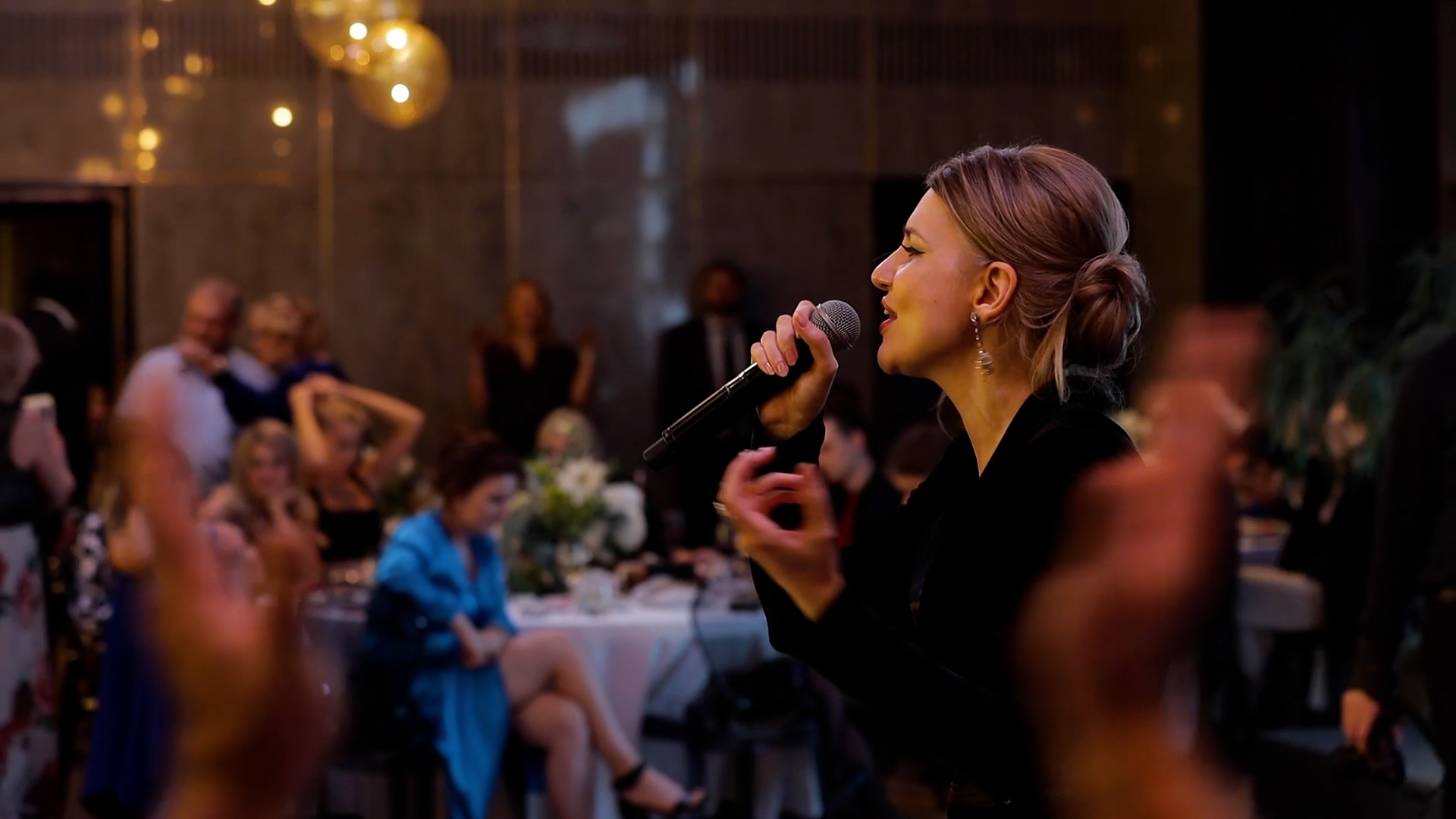 Ведущая Аделина Райс 10