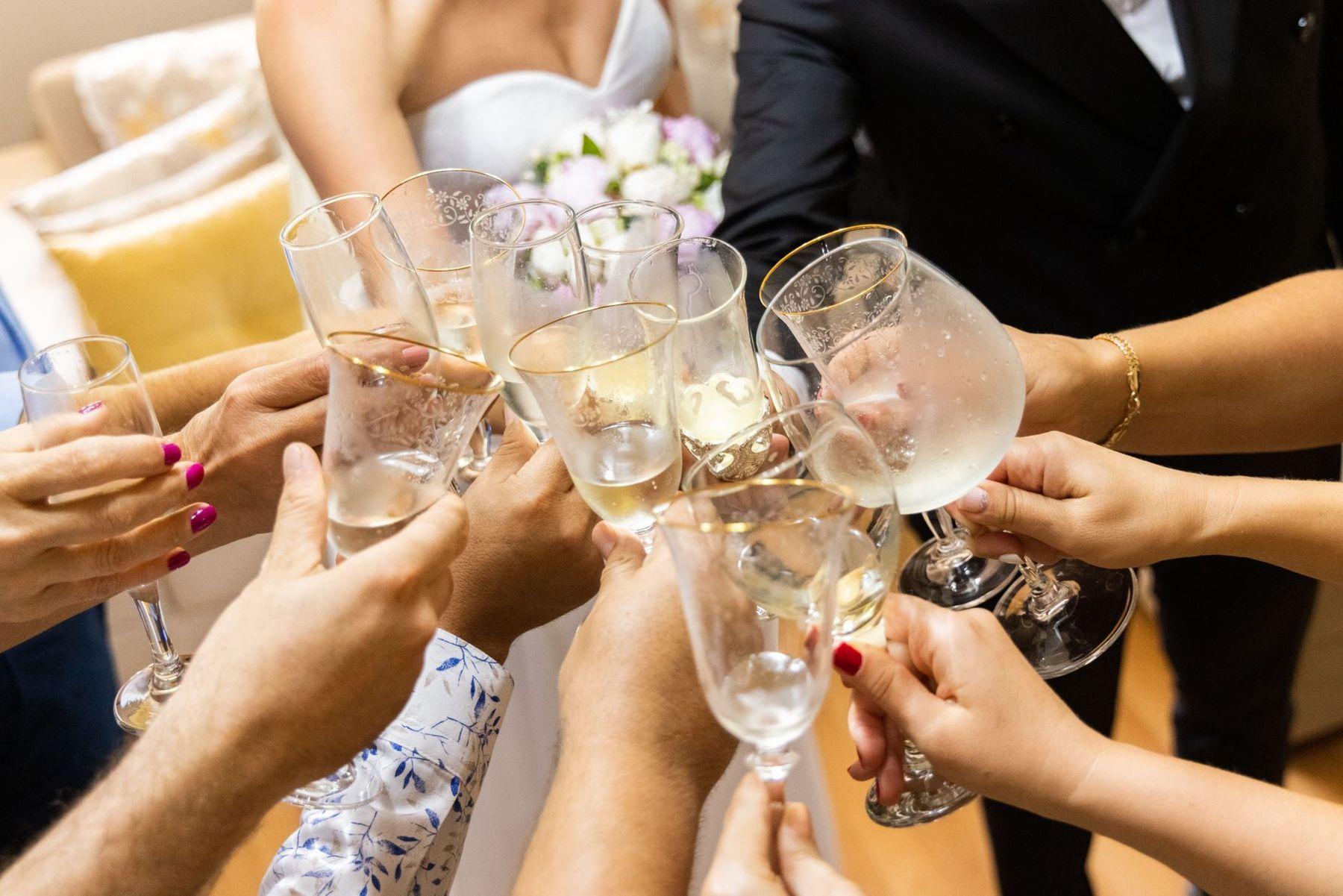 Коллеги поднимают бокалы на корпоративном празднике